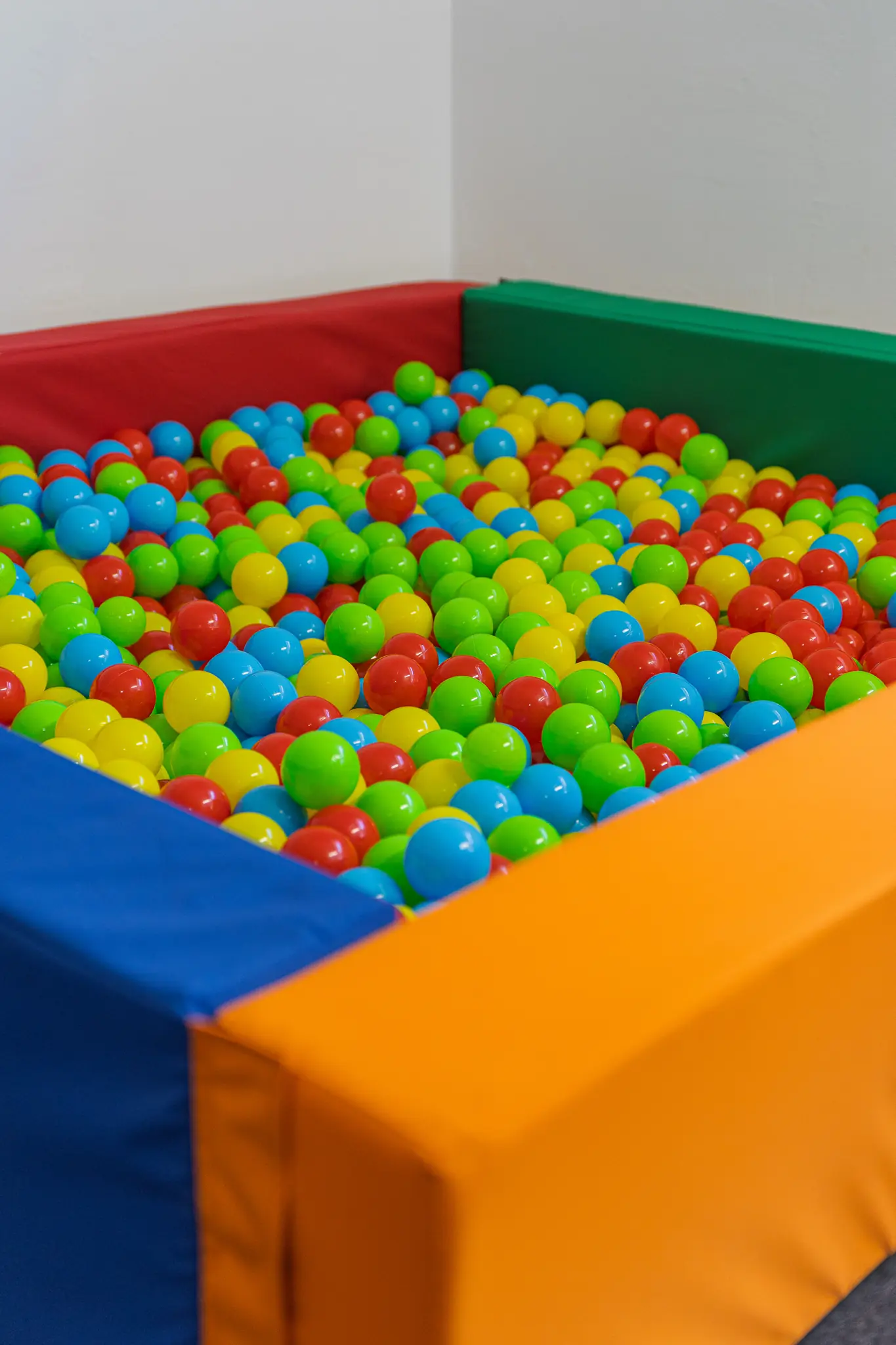 Piscină cu bile colorate în sala de activități