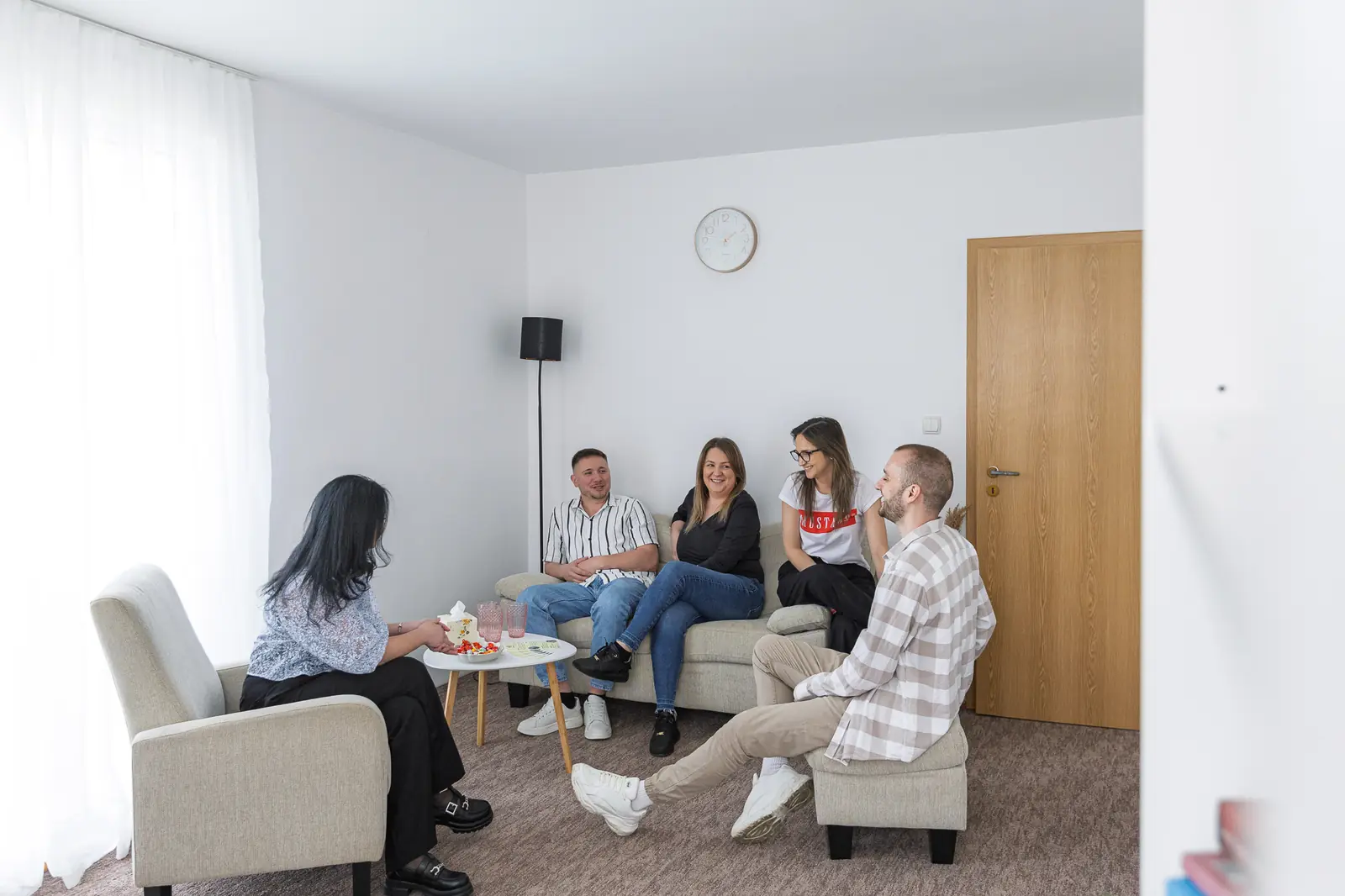 Echipa Growing Minds într-o discuție, în sala de consiliere