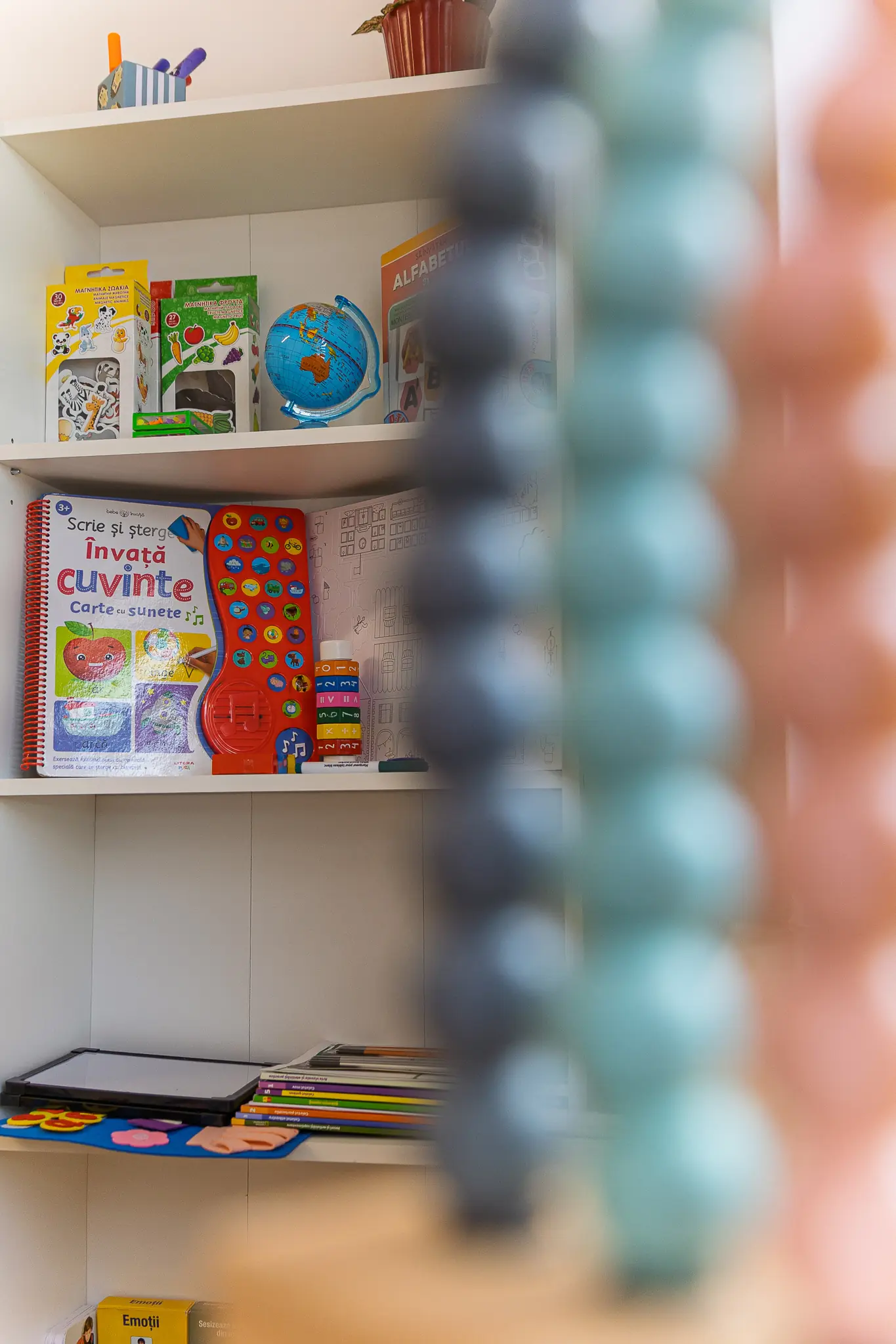 Raft cu jocuri educative și o numărătoare colorată