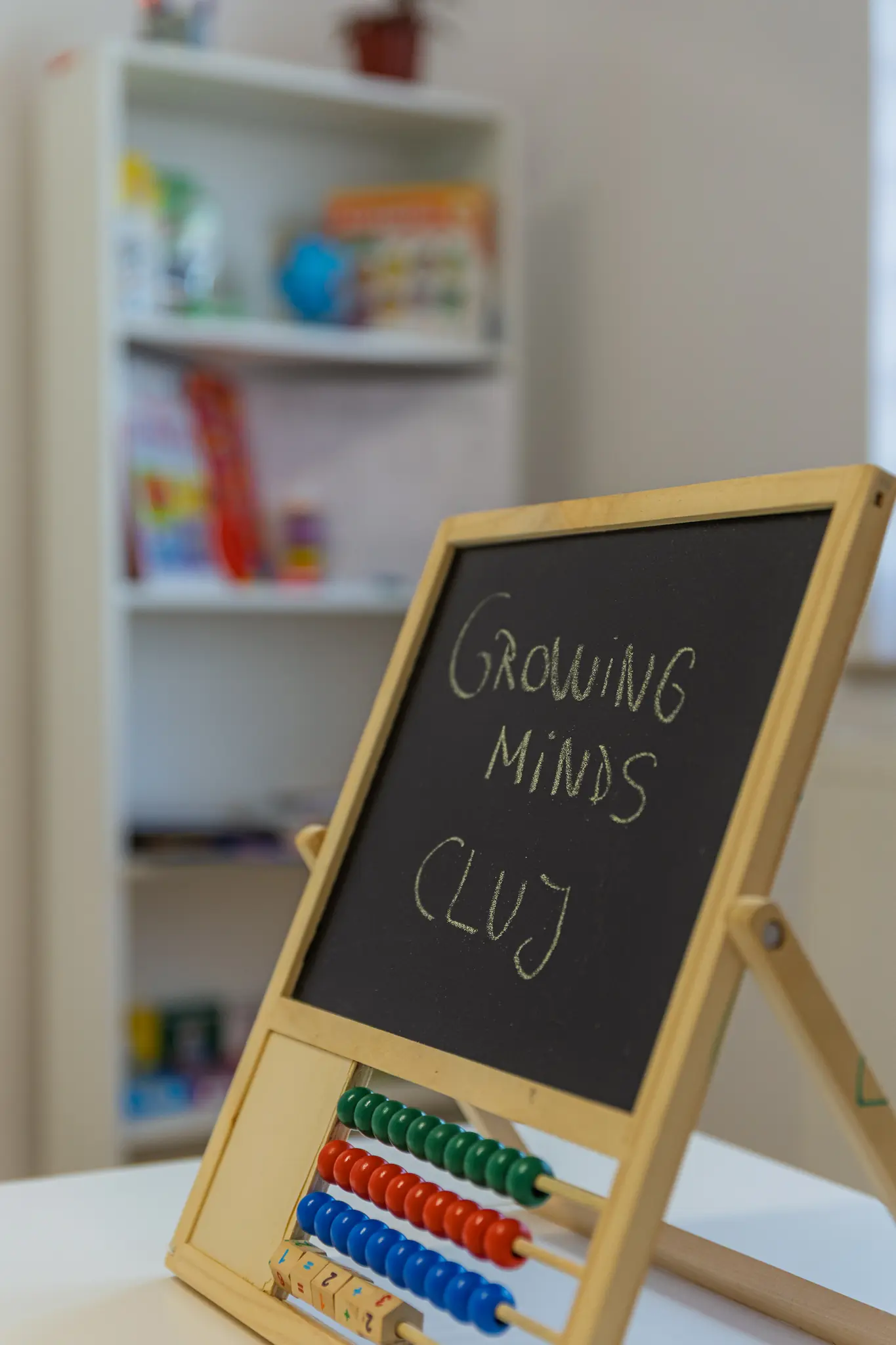 Tăbliță cu inscripția Growing Minds Cluj și numărătoare